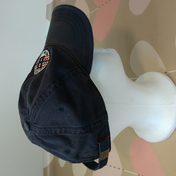 Tommy Hilfiger smap back hat. Size OS - Picture 2 of 6